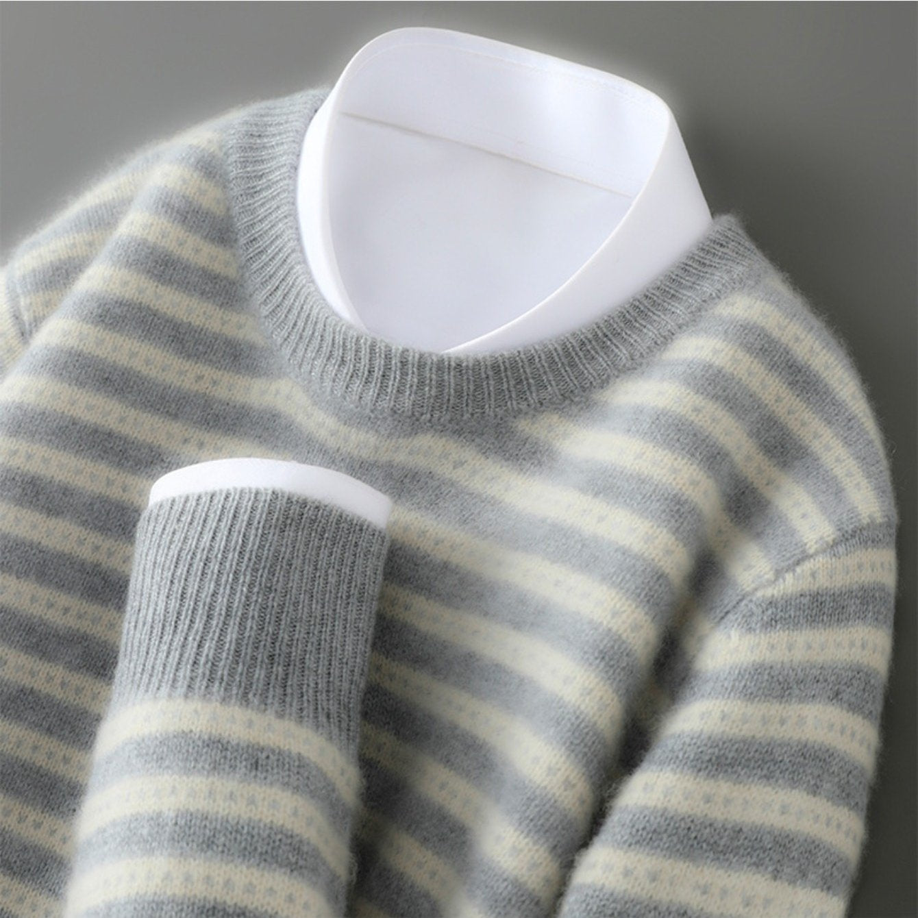 Winter Men'S Round Neck Color-Blocked Thick Knitted Sweater, Loose And Stylish, 100% Knitted Base Layer.